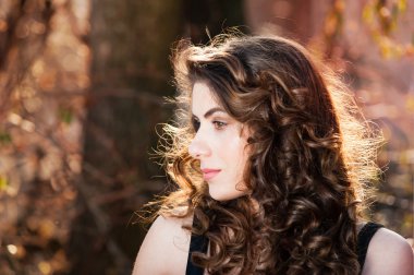 Dışarıdaki genç kadın portresi.