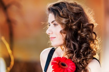 Dışarıdaki genç kadın portresi..