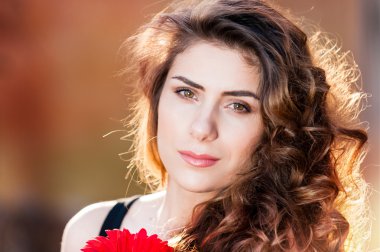 Dışarıdaki genç kadın portresi..