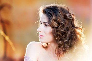 Dışarıdaki genç kadın portresi.