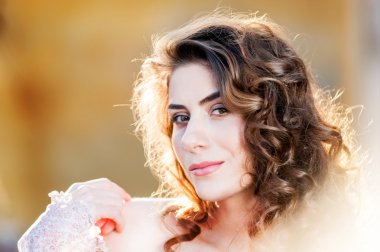 Dışarıdaki genç kadın portresi.