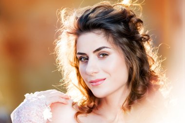 Dışarıdaki genç kadın portresi.