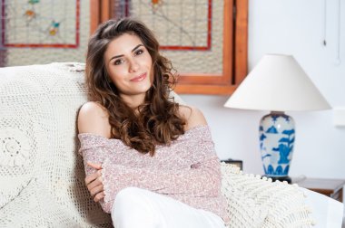 Genç ve güzel bir kadın.