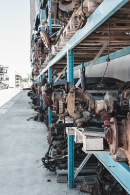 Oto yedek parça depolama Kasası. Avluya sökülmesi.
