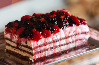 Orman meyve pasta, çilek ve mascarpone krema.