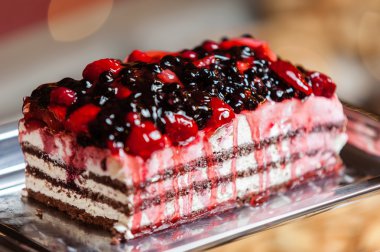 Orman meyve pasta, çilek ve mascarpone krema.