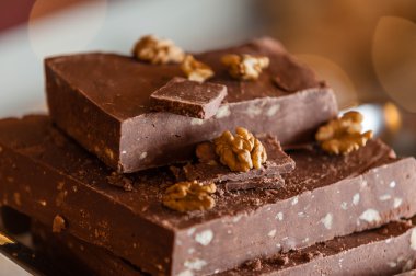 Kabaca Fındıklı Çikolata parçalarını kesmek