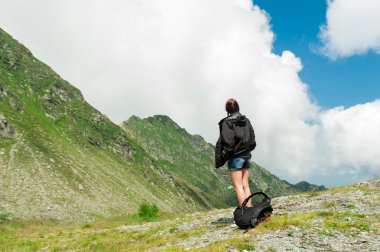 Dağ en iyi hayran dağ manzarası üzerinde oturan sırt çantası ile genç bayan uzun yürüyüşe çıkan kimse