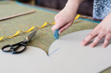 kadın moda tasarımcısı ile skeçler stüdyoda çalışıyor ve kumaş seçimi