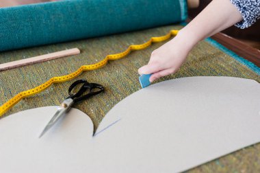 kadın moda tasarımcısı ile skeçler stüdyoda çalışıyor ve kumaş seçimi