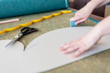 kadın moda tasarımcısı ile skeçler stüdyoda çalışıyor ve kumaş seçimi