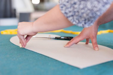 kadın moda tasarımcısı ile skeçler stüdyoda çalışıyor ve kumaş seçimi