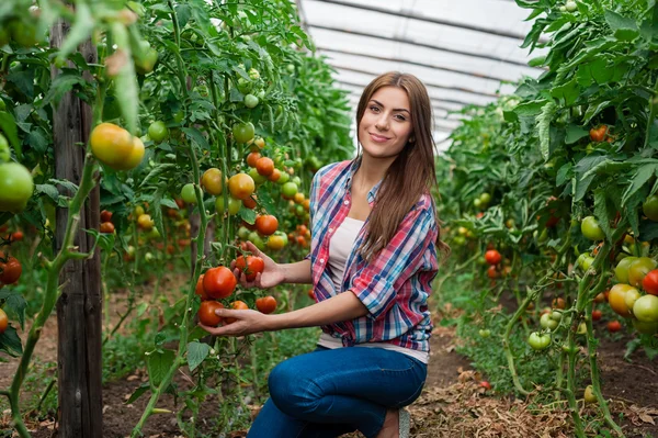 Hermosa joven jardinería y sonriendo a la cámara —  Fotos de Stock