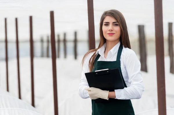 Close-up van een jonge onderzoeker technicus vrouw — Stockfoto