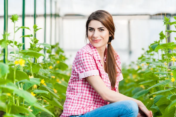 Wanita muda cantik berkebun dan tersenyum di depan kamera . — Stok Foto