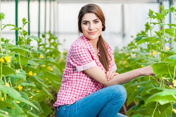 Bahçe ve kameraya gülümseyen güzel genç kadın. — Stok fotoğraf