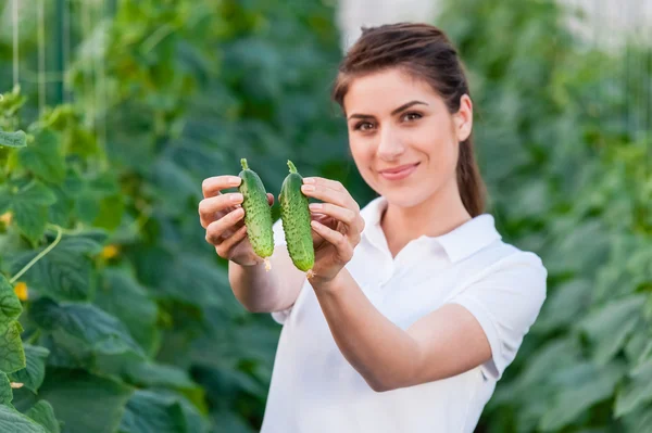 Felice giovane donna che tiene i cetrioli — Foto Stock