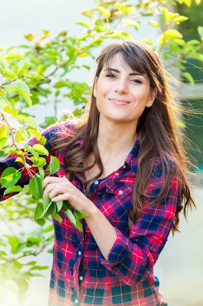 Mujer joven cuidando de la naturaleza. Cortar una rama de árbol enferma . —  Fotos de Stock