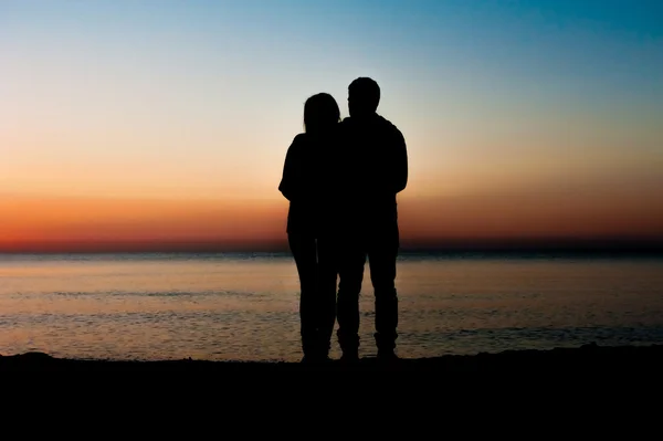 Amor al amanecer en la playa . — Foto de Stock