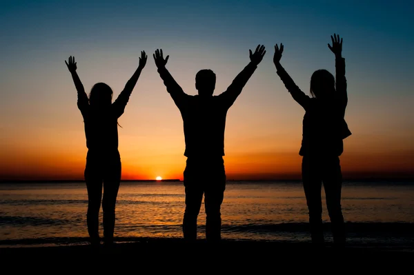Drie vrienden in de ochtend de lucht met handen ponsen — Stockfoto