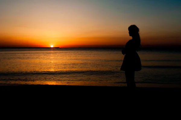 Silueta de mujer mirando el amanecer — Foto de Stock
