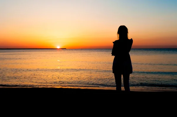 Silueta de mujer mirando el amanecer — Foto de Stock