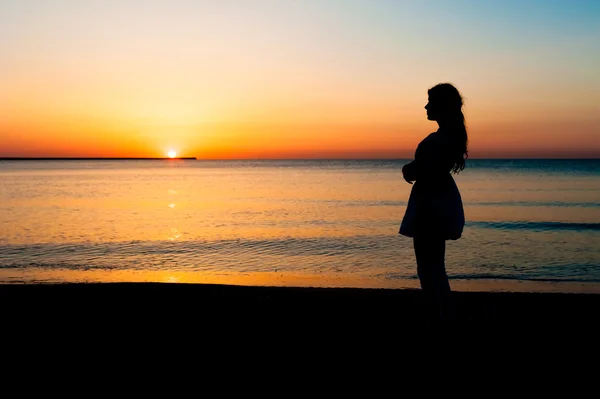 Silhouette of woman watching the sunrise — Stock Photo, Image