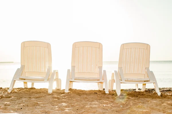 Három strand szék, napkelte homokos tengerparton — Stock Fotó