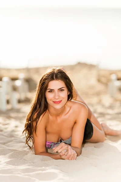 Happy sunshine woman. Girl smiling friendly looking at camera on sunny summer day under the hot sun on beach. — Stock Photo, Image