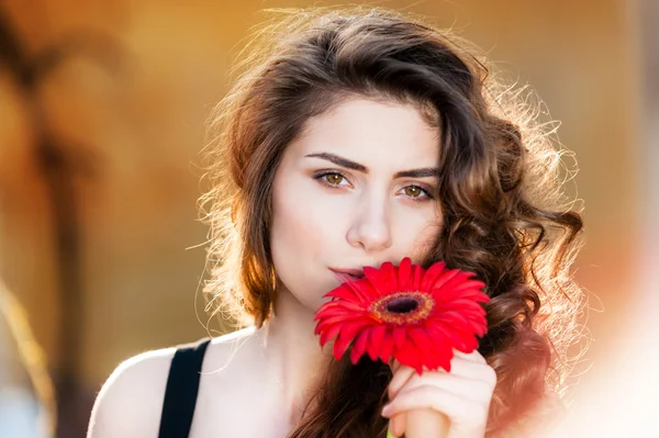 Jonge vrouw buiten portret. — Stockfoto