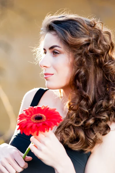 Jonge vrouw buiten portret. — Stockfoto