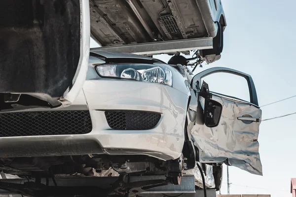 Auto-onderdelen ontmanteling werf. — Stockfoto