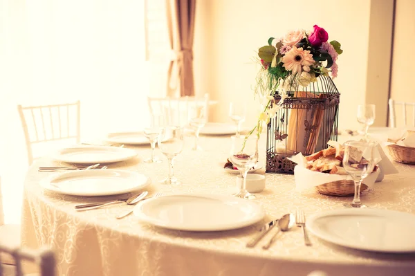 Tisch gedeckt für eine Eventparty oder einen Hochzeitsempfang — Stockfoto