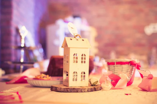 Pequeña casa de papel decorativa en una recepción de boda . —  Fotos de Stock