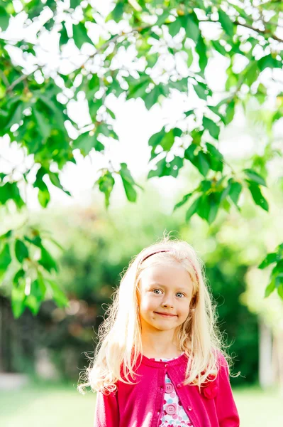 Portret dziewczynki blondynka na zielonej trawie, odkryty shoot — Zdjęcie stockowe