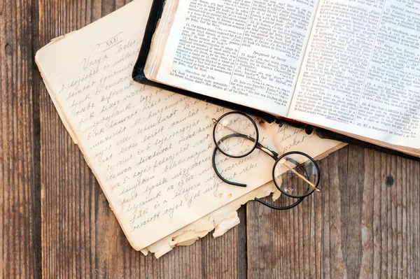 Vecchi libri e vecchi occhiali su fondo legno — Foto Stock