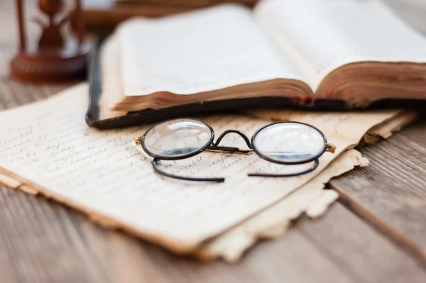 Eski kitaplar ve ahşap arka plan üzerinde eski gözlük — Stok fotoğraf