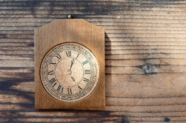 Old clock vintage picture in wood background — Stock Photo, Image