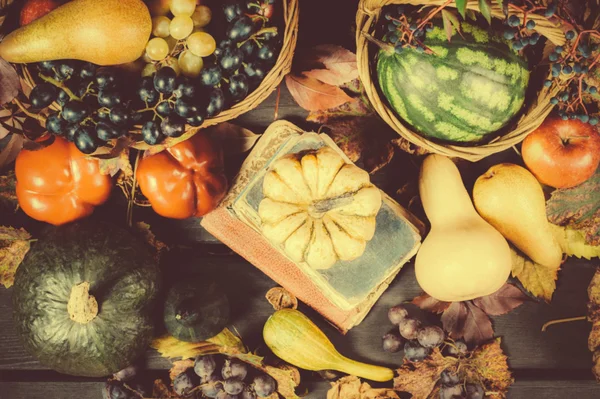 Concept nature d'automne. Fruits et légumes d'automne sur bois. Thanksgiving — Photo