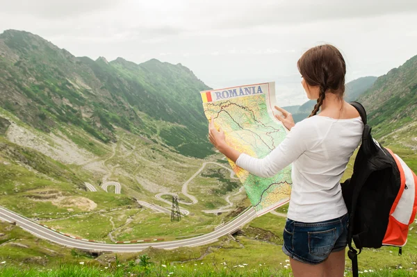 Girl tourist in mountain read the map. Transfagarasan road from Romania! — Stock Photo, Image