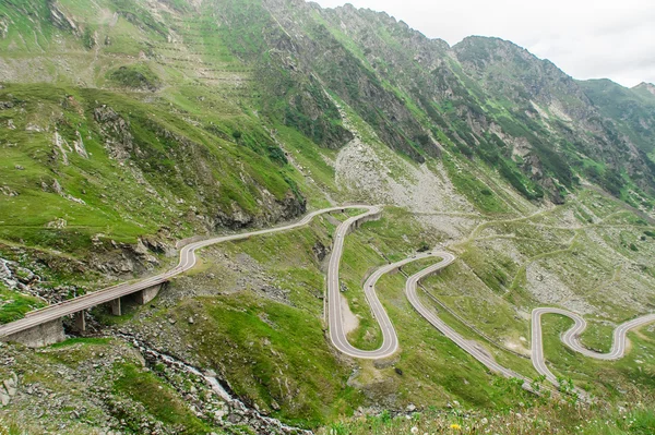 Camino de montaña de Transfagarasan, Cárpatos rumanos — Foto de Stock