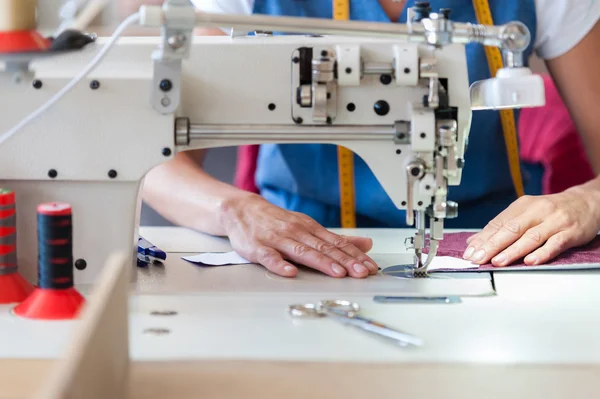 Mulher designer de moda em uma máquina de costura — Fotografia de Stock