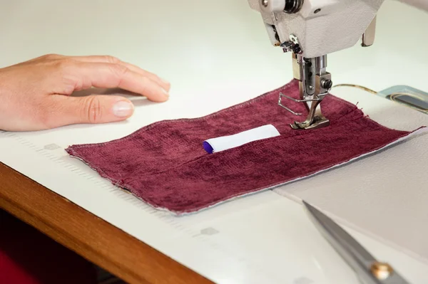 Woman fashion designer at a sewing machine — Zdjęcie stockowe