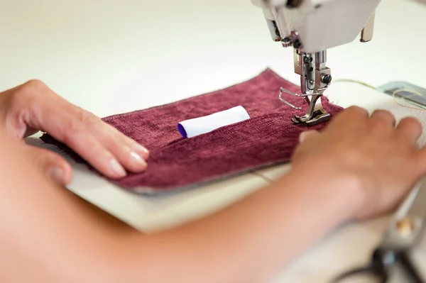 Mulher designer de moda em uma máquina de costura — Fotografia de Stock