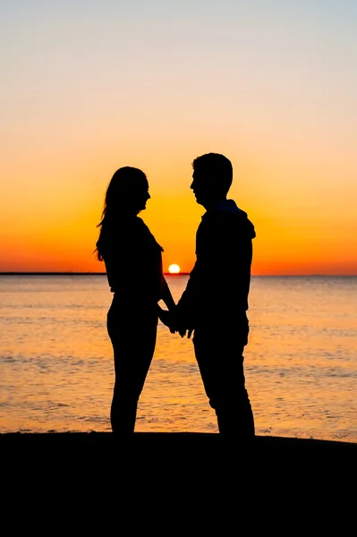 Amor ao nascer do sol na praia . Imagem De Stock