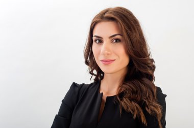 Siyah zarif elbise giyiyor ve kameraya bakarak bir kendine güvenen genç iş kadını portresi!