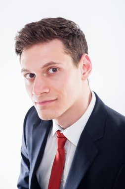 İşadamı siyah takım elbise ve kırmızı kravat