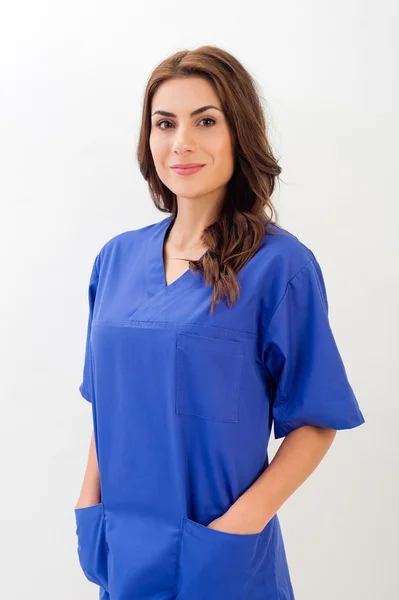 Retrato de la joven doctora feliz de pie aislada sobre fondo blanco —  Fotos de Stock