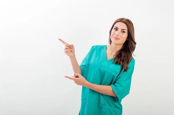 Médico médico mujer sonrisa con estetoscopio, enfermera usar traje de cirugía, dedo a lado , —  Fotos de Stock