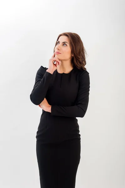 Retrato de media longitud de una hermosa mujer de negocios joven pensando sobre fondo blanco. Mirando hacia los lados . —  Fotos de Stock